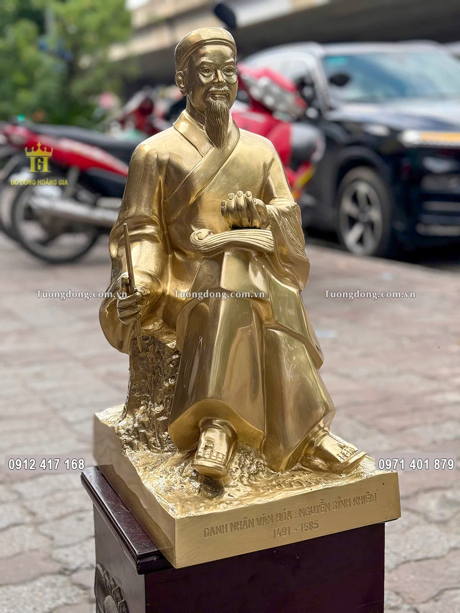 Từng họa tiết hoa văn được chạm khắc sắc nét